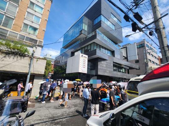 26일 서울 강남구 티몬 별관 앞에 환불을 요구하는 피해자들이 무더위 속에 대기하고 있다. 김수연기자 newsnews@dt.co.kr